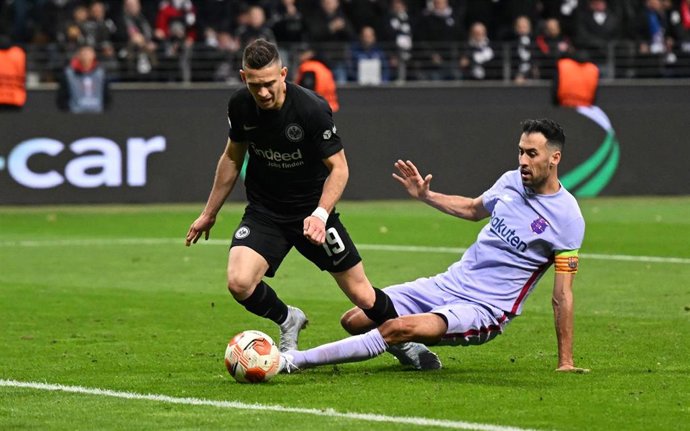 Duelo entre el Eintracht y el FC Barcelona en la ida de los cuartos de final de la Liga Europa.