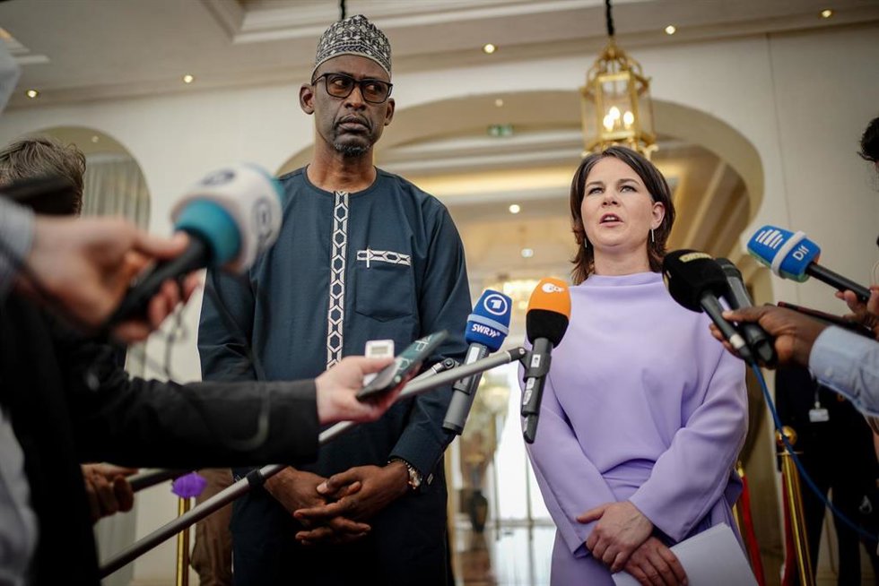 La ministra alemana de Asuntos Exteriores, Annalena Baerbock, y su homólogo del gobierno de transición de Malí, Abdoulaye Diop.