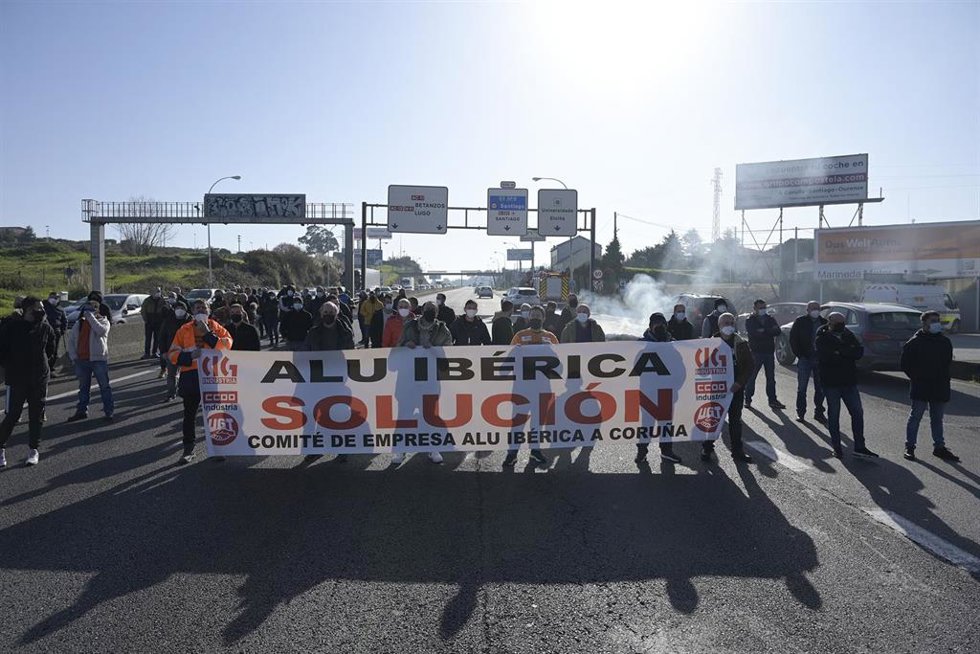 Archivo - Trabajadores de la plantilla de Alu Ibérica con una pancarta en la Avenida Alfonso Molina, donde han cortado el tráfico que sale de la ciudad, a 27 de enero de 2022, en A Coruña, Galicia (España). Los trabajadores de la fábrica de aluminio Alu