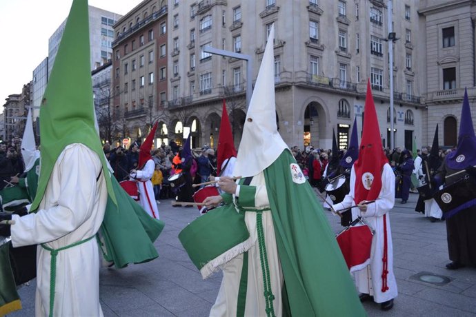 Archivo - Foto de archivo de la celebración de la Semana Santa de 2018 en Zaragoza.