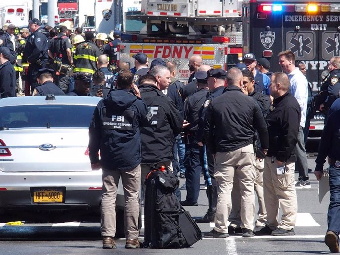 La Policía de Nueva York acordona la zona del tiroteo en el metro que dejó una treintena de heridos.