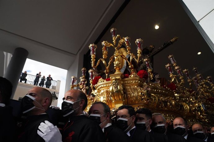 Salida del Cristo de la Exaltación de las Reales Cofradías de Málaga en la Semana Santa de 2022