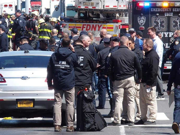 La Policia de Nova York acordona la zona del tiroteig en el metre que va deixar una trentena de ferits.