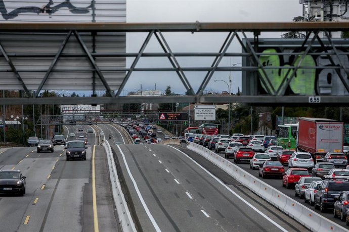 Archivo - Tráfico en la carretera A-6, en víspera de Reyes, a 5 de enero de 2022, en Madrid (España). ¡