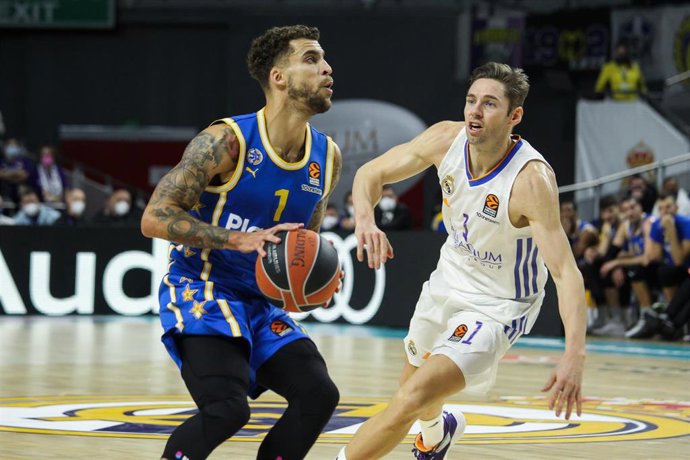 Archivo - Scottie Wilbekin ante Fabien Causeur en un Real Madrid - Maccabi de esta temporada en la Euroliga