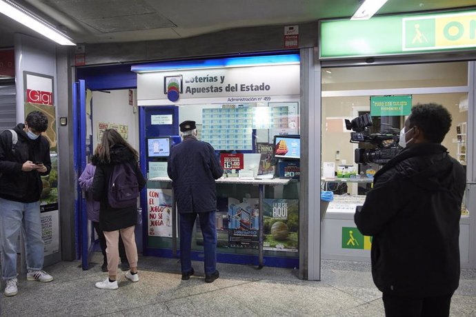 Archivo - Varias personas acuden a la administración situada en la zona del AVE de la Estación de Atocha.