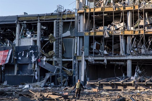 Edificio destruido en la capital de Ucrania, Kiev, tras los ataques aéreos del Ejército ruso