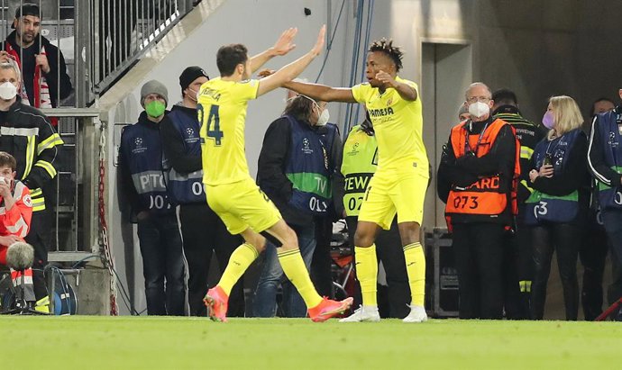 Samuel Chukwueze of Villarreal celebrates after his goal 1-1 with Alfonso Pedraza during the UEFA Champions League, Quarter-finals, 2nd leg football match between Bayern Munich and Villarreal CF on April 12, 2022 at Allianz Arena in Munich, Germany - Ph