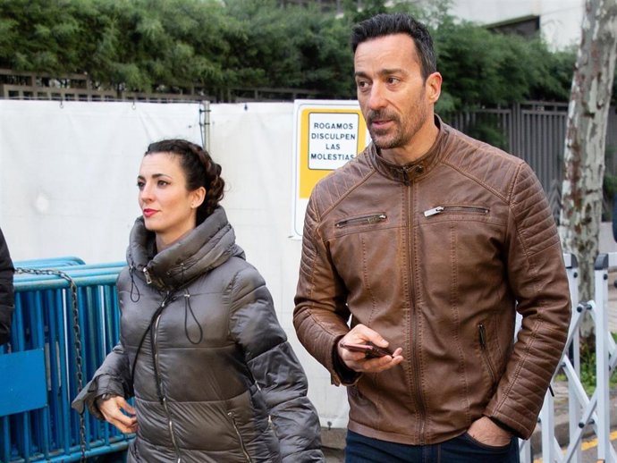 Pablo Puyol y su novia, Beatriz Mur, entran al estadio Santiago Bernabeu