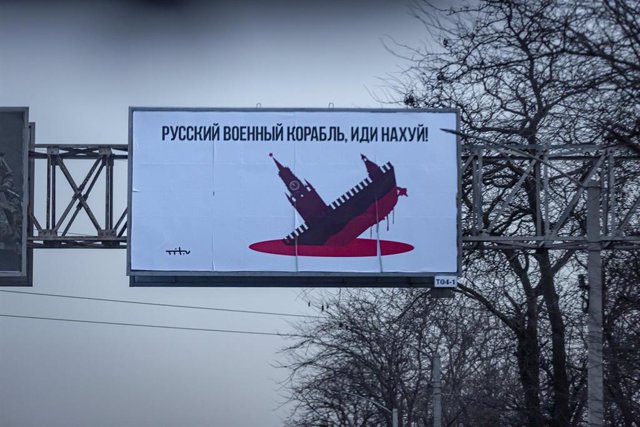 Un cartel en ucraniano contra buques rusos en Odesa
