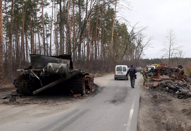Tanques destruidos en la ciudad de Bucha, en la región de Kiev