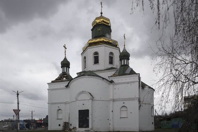 Una iglesia dañada por los enfrentamientos en la ciudad de Makariv, en la región de Kiev