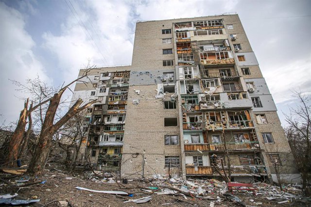 Un edificio con destrozos tras un bombardeo en Járkov