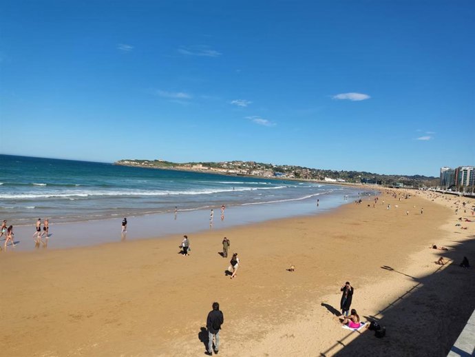Gente en la playa de San Lorenzo de Gijón. Turismo, buen tiempo.