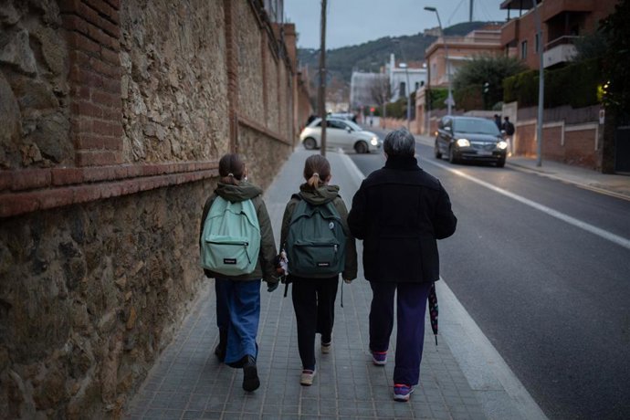 Archivo - Arxiu - Dos menors es dirigeixen a l'escola