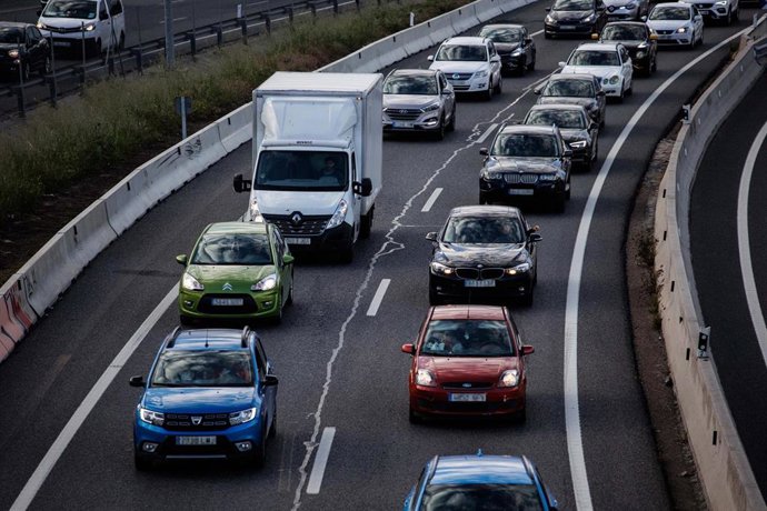 Tráfico en la A-3 el día en que arranca la segunda fase de la operación salida de Semana Santa 2022, a 13 de abril de 2022, en Madrid (España).