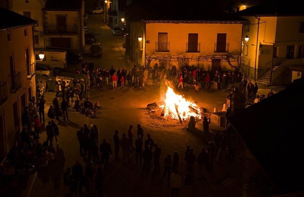 Momento de la Quema de Judas en Montejo de la Sierra