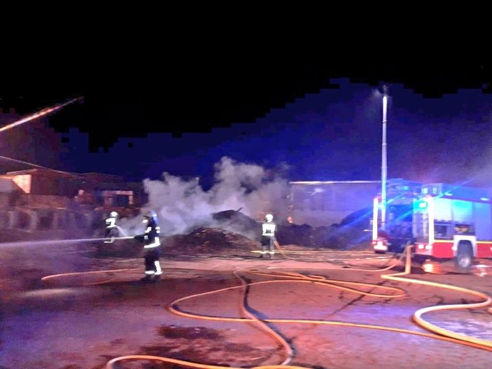 Incendio de cortezas de madera en una empresa de San Vicente de Toranzo.
