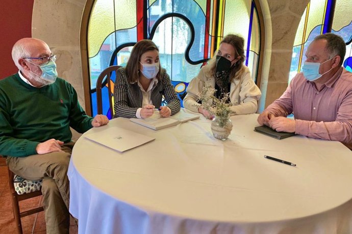 La consejera y la directora de Interior se reúnen con el alcalde de Cabezón de la Sal y el responsable del equipo organizador de la prueba 'Los 10.000 del Soplao'.