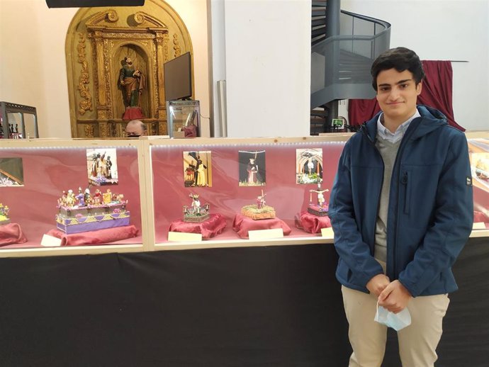 Nacho Fraile junto a la exposición de playmobil de pasos de la Semana Santa cacereña que se puede ver en la iglesia de la Preciosa Sangre