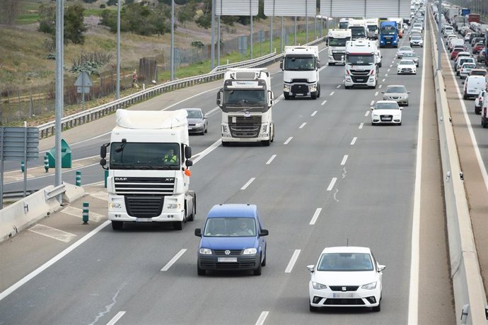 Tráfico de camiones y vehículos en Alcalá de Henares (Madrid)
