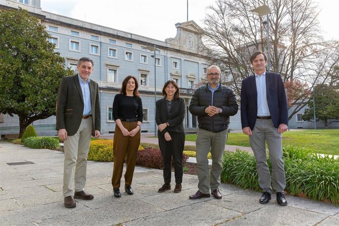 De izquierda a derecha, Ramón Salaverría, Mari Carmen Erviti, Pilar Martínez-Costa, Nacho López-Goñi y Bienvenido León.