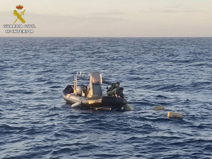Incautación de fardos de droga en el mar