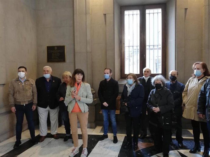Maite Esorrín, portavoz del PSN de Pamplona, interviene en el acto en recuerdo a los concejales y trabajadores del Ayuntamiento asesinados tras el golpe de Estado de 1936.