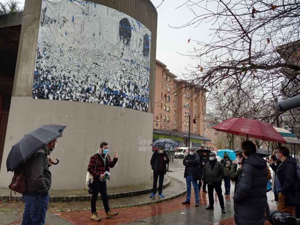 Archivo - Visita en el exterior de la iglesia de San Francisco de Asís en Vitoria en la jornada organizada por Memoria Gara