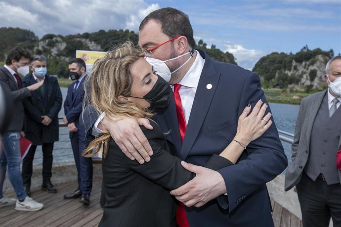 La ministra de Transportes, Movilidad y Agenda Urbana, Raquel Sánchez y el presidente del Gobierno de Asturias, Adrián Barbón, este viernes en Ribadesella
