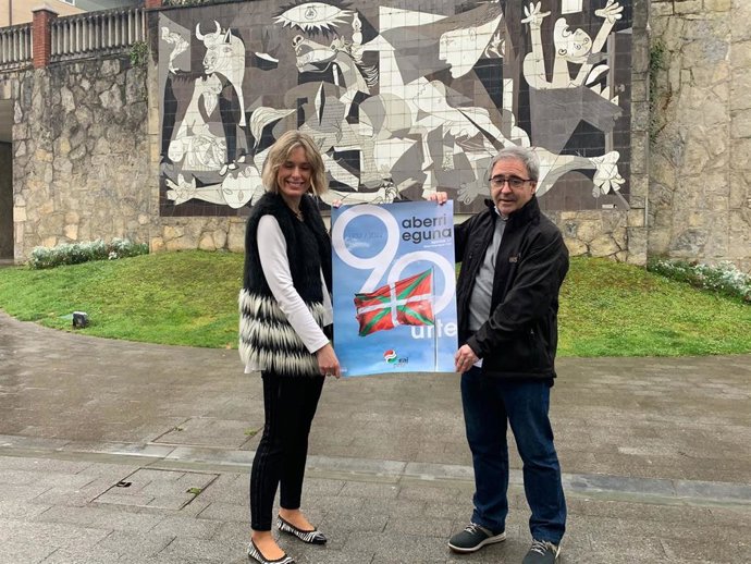 La secretaria del Euzkadi Buru Batzar (EBB), Mireia Zarate, y el responsable de Organización del EBB, Joseba Aurrekoetxea, en la presentación del Aberri Eguna en Gernika.