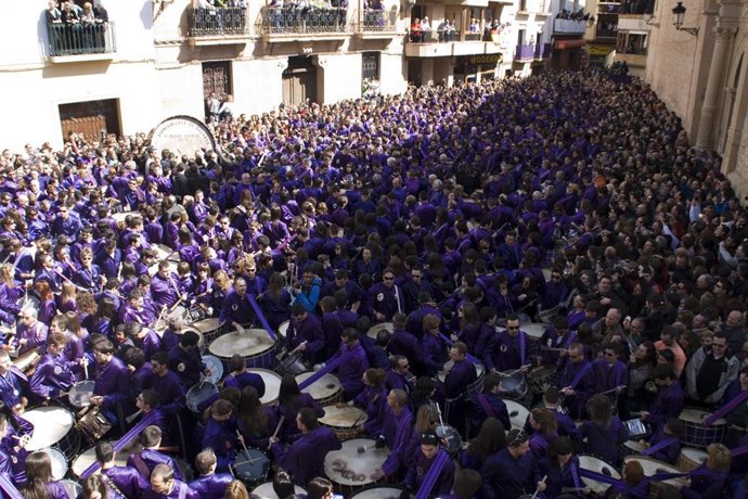 Archivo - El acto de 'la rompida de la hora' que se celebra a las doce del mediodía del Viernes Santo en la Plaza de España de Calanda (Teruel)