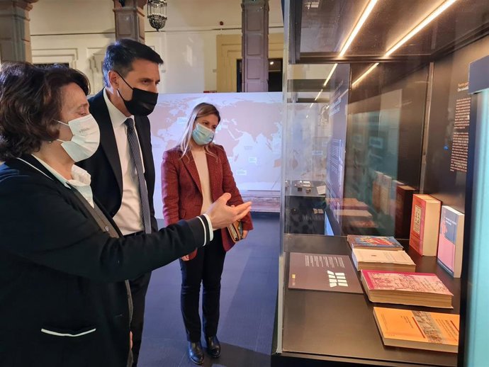 El delegado del Gobierno de España en Andalucía, Pedro Fernández, junto a la titular del CSIC, Margarita Paneque.