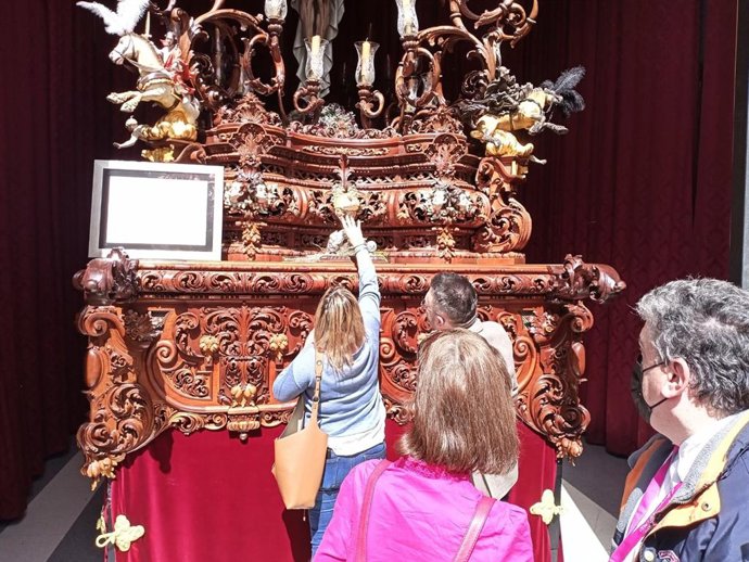 Talleres multisensoriales organizados por el Ayuntamiento de Granada, la Real Federación de Hermandades y Cofradías y La Ciudad Accesible para permitir que las personas con discapacidad disfruten de la Semana Santa.