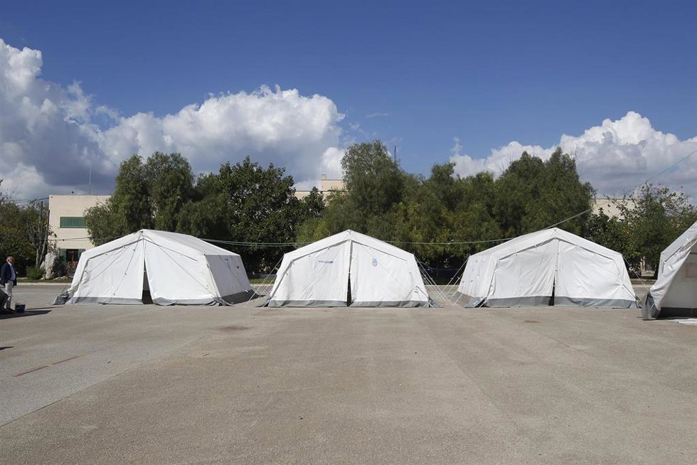 Archivo - Tiendas de campaña colocadas en las instalaciones del antiguo cuartel de Son Tous donde van a comenzar a recibir migrantes llegados en las últimas horas a Baleares, a 18 de octubre de 2021, en Palma de Mallorca, Islas Baleares, (España). El an