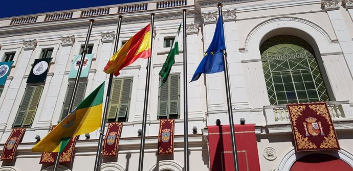 Imagen de la bandera de El Puerto de Santa María (Cádiz), a media asta en memoria del fallecimiento del ex alcalde Enrique Pedregal Valenzuela.