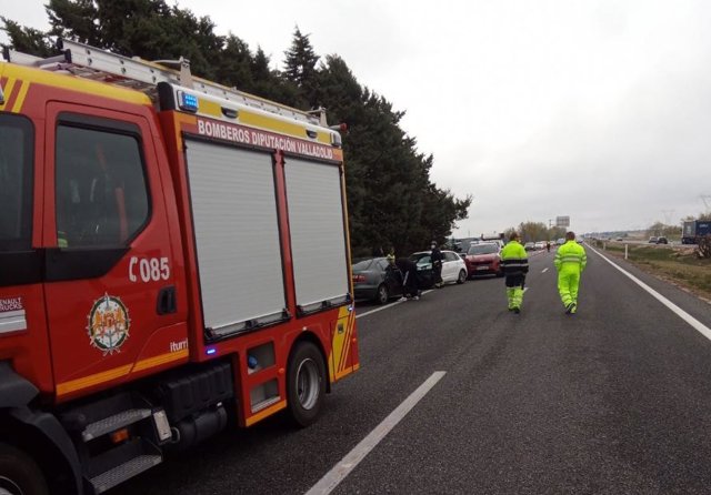 Imágenes del accidente múltiple en Palacios de Goda (Ávila), al que han acudido Bomberos de esta provincia y de la de Valladolid.