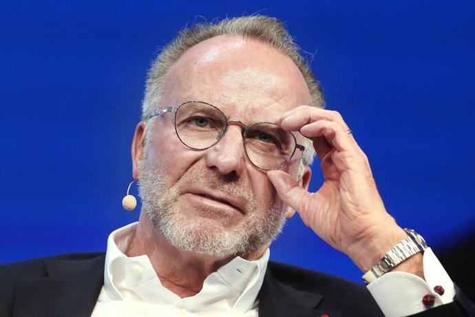 Archivo - FILED - 29 January 2020, North Rhine-Westphalia, Duesseldorf: Karl-Heinz Rummenigge, then FC Bayern Munich's chairman, answers questions at the SpoBis congress. Photo: Roland Weihrauch/dpa