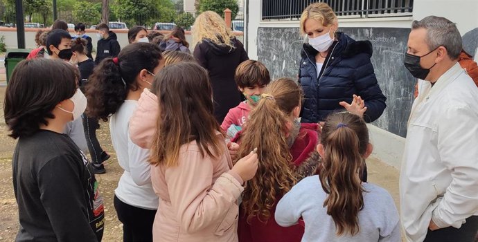 La delegada territorial de Educación en Córdoba, Inmaculada Troncoso, en la visita al colegio Algafequi.