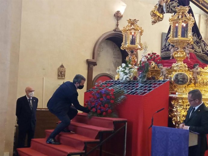 Ofrenda floral a Nuestra Padre Jesús Nazareno 'El Abuelo' por parte del alcalde de Jaén, Julio Millán.