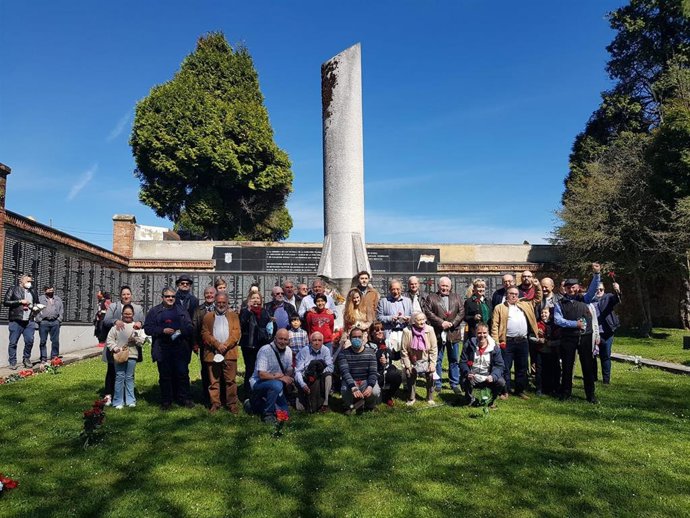 Representantes socialistas en el cementerio de El Salvador de Oviedo