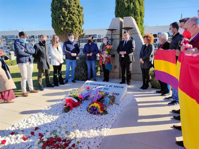 Ofrenda floral ante el Monumento a los Caídos por la Libertad para rendir homenaje a todas aquellas personas que lucharon por la libertad durante la II República.