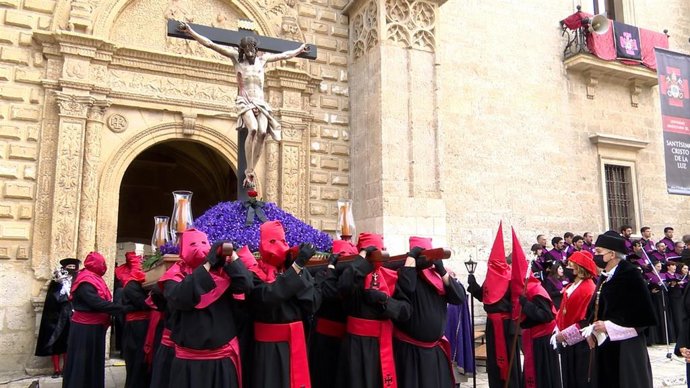 Procesión del Santísimo Cristo de la Luz ante la fachada del Palacio de Santa Cruz de Valladolid.