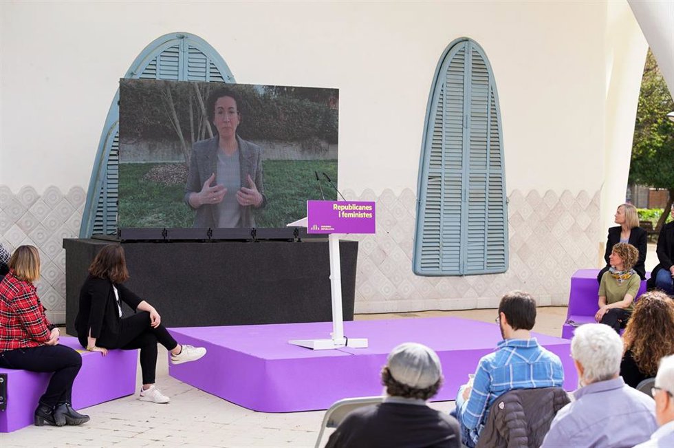 La secretaria general de ERC, Marta Rovira, interviene telemáticamente en el acto 'Republicanes i feministes' en Terrassa (Barcelona), a 14 de abril de 2022.