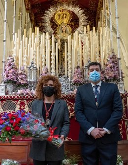 La presidenta de la Diputación y el Hermano Mayor de Los Judíos, ante el palio de la Virgen.