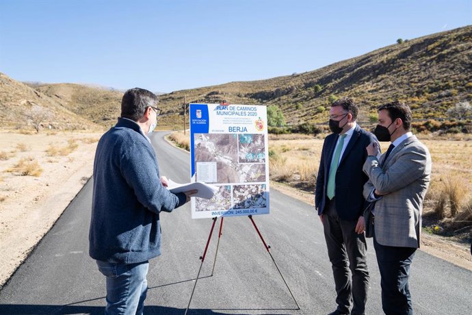Archivo - Visita a una de las obras ejecutadas por la Diputación de Almería.