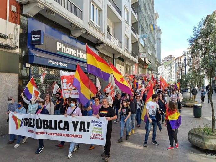 Manifestación en Santander por el aniversario de la proclamación de la II República.