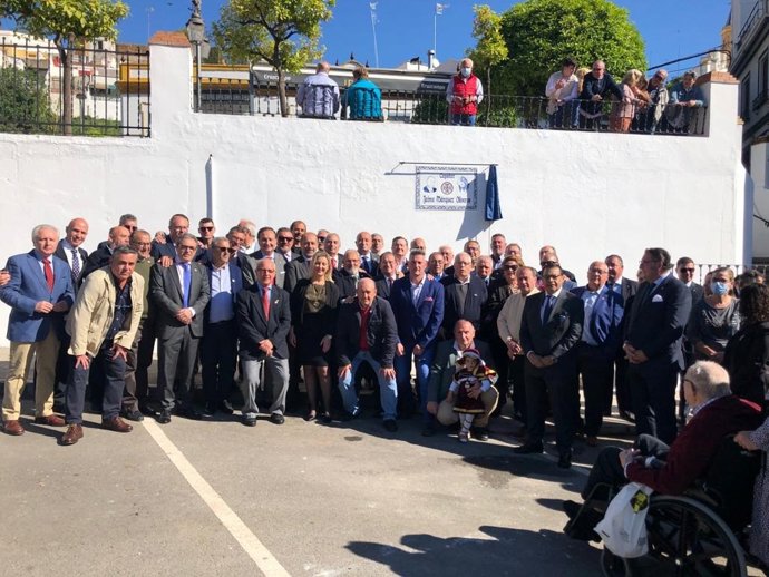 Acto de homenaje a título póstumo al capataz Jaime Márquez con un azulejo junto al puente Jesús Nazareno de Alcalá de Guadaíra