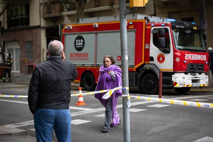 Una de las vecinas afectadas por el incendio provocado por la explosión de un bar en la calle Valncia, a 12 de abril de 2022, en Barcelona.