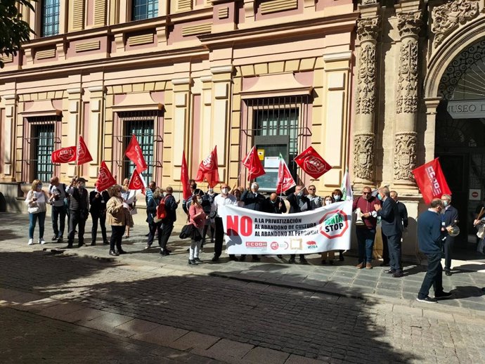 La plantilla de la Delegación territorial de Cultura en Sevilla se ha concentrado a las puertas del Museo de Bellas Artes.